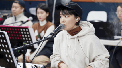 공연 리허설에서 전자 피아노를 치며 노래하는 윤하