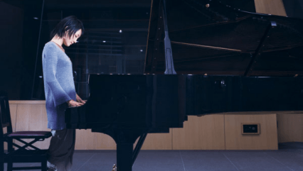 윤하의 데뷔 앨범인 유비키리의 커버 이미지. 단발을 한 윤하가 일어서서 오른쪽을 방향으로 검은색 그랜드 피아노를 치고 있는 장면