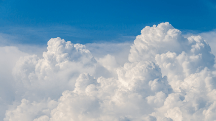 파란 하늘에 떠있는 구름 사진