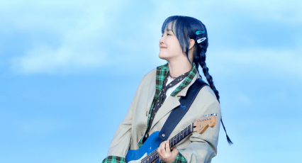 파도치는 바다 배경 위에 윤하가 여행가방을 베고 누워있는 장면